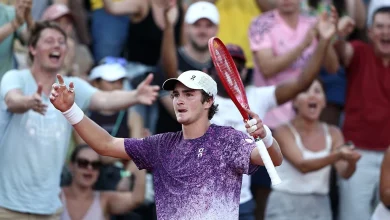João Fonseca enfrenta Novak Djokovic em Roland Garros; veja horário e onde assistir