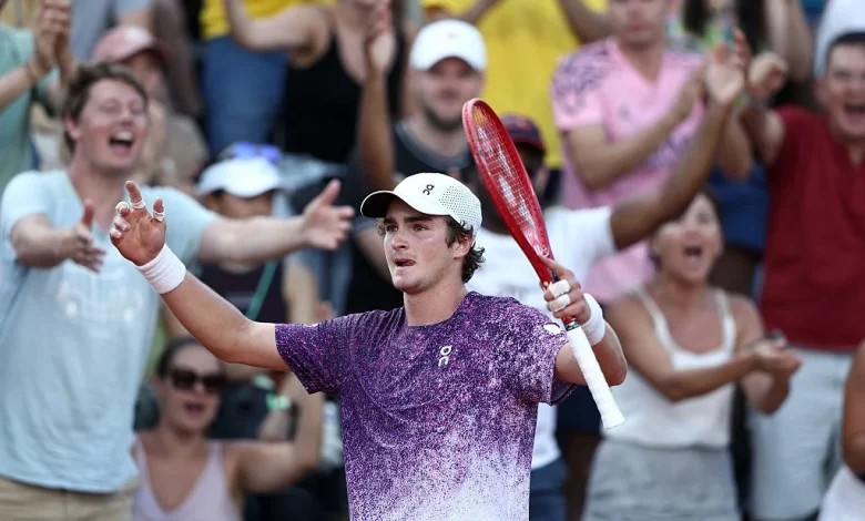 João Fonseca enfrenta Novak Djokovic em Roland Garros; veja horário e onde assistir