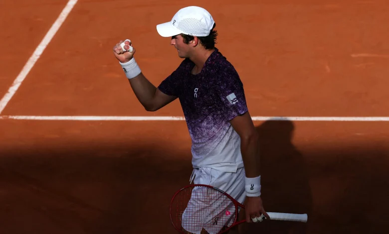 João Fonseca terá duelo 'Next Gen' em Roland Garros diante de croata especialista no saibro; veja horário e onde assistir