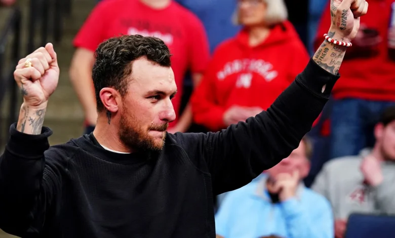 Johnny Manziel beats Bob Menery in Battle of Dad Bods