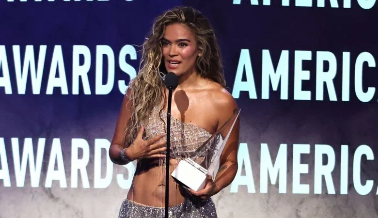 Karol G triunfa en los AMAs 2026 con los premios a la Excelencia Artística y mejor álbum latino