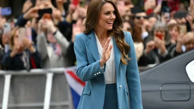Kate Middleton a Reggio Emilia: il tailleur azzurro che omaggia l'Italia (ed è anche il colore dell'infanzia)