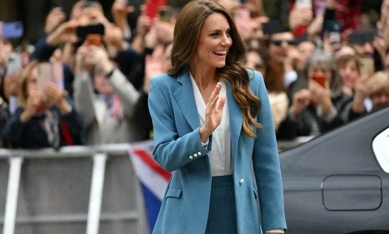 Kate Middleton a Reggio Emilia: il tailleur azzurro che omaggia l'Italia (ed è anche il colore dell'infanzia)