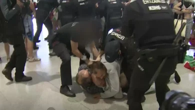 La Ertzaintza carga contra activistas de la Global Sumud Flotilla a su llegada al aeropuerto de Bilbao