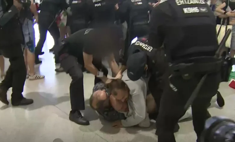 La Ertzaintza carga contra activistas de la Global Sumud Flotilla a su llegada al aeropuerto de Bilbao