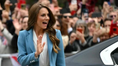 La principessa Kate a Reggio Emilia, bandiere e cappelli in stile Elisabetta