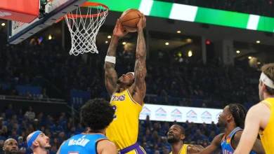 Lakers' Vanderbilt injures pinkie while trying to block Thunder's Holmgren