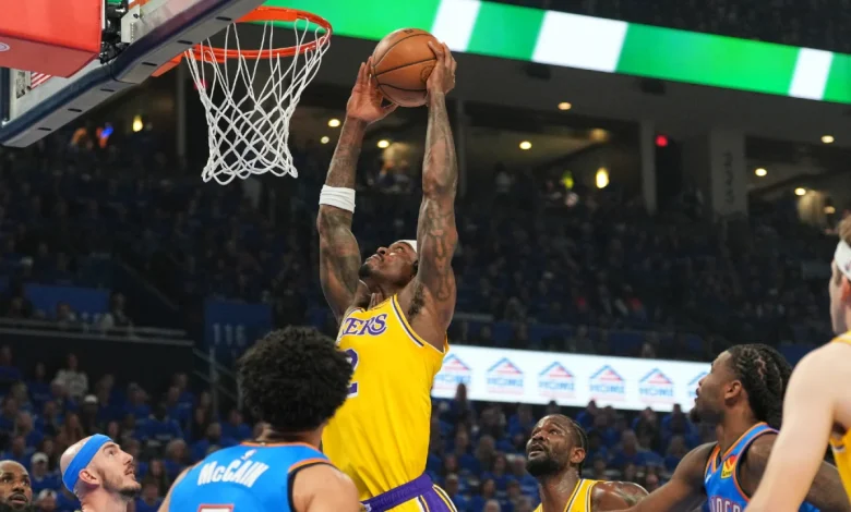 Lakers' Vanderbilt injures pinkie while trying to block Thunder's Holmgren