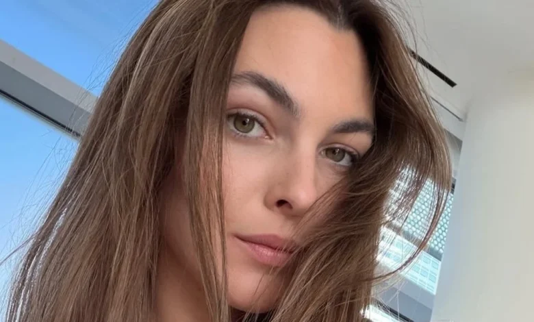 Leonardo DiCaprio’s Girlfriend Breaks the Internet in a Wildly Plunging Dress