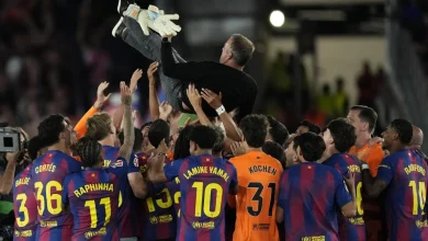 Les belles condoléances des stars du FC Barcelone à Hansi Flick pendant la célébration du titre