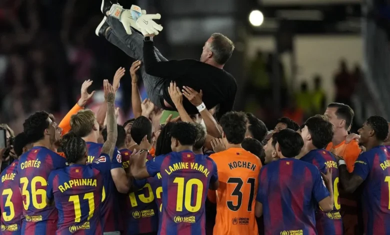 Les belles condoléances des stars du FC Barcelone à Hansi Flick pendant la célébration du titre