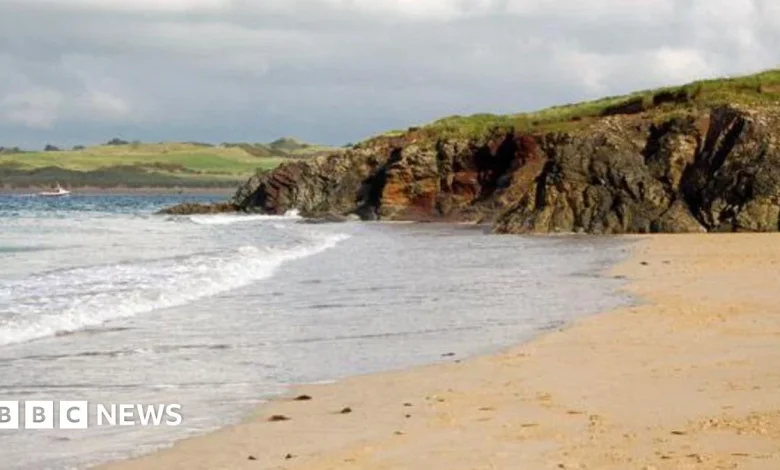 Man dies at beach after trying to rescue relatives