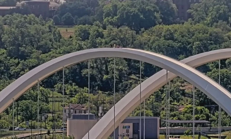 Man still on DC bridge as traffic builds for Nationals game