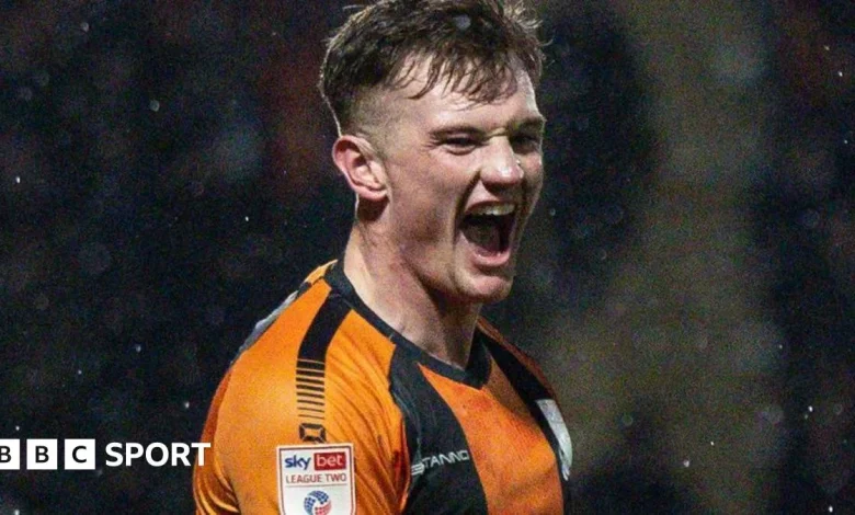 Mark Shelton: York City sign Barnet midfielder