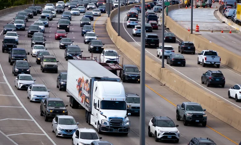 Memorial Day traveler guide: The best and worst times to be on the road this weekend, and current gas prices at the pump