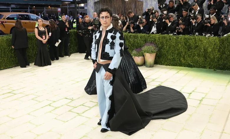 Met Gala 2026: Hudson Williams Leaves Shirt Open With Artistic Look