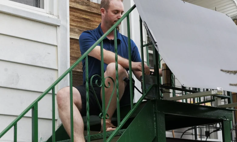 Minnesota lawmakers considering whether to allow plug-in or 'balcony' solar power - MPR News