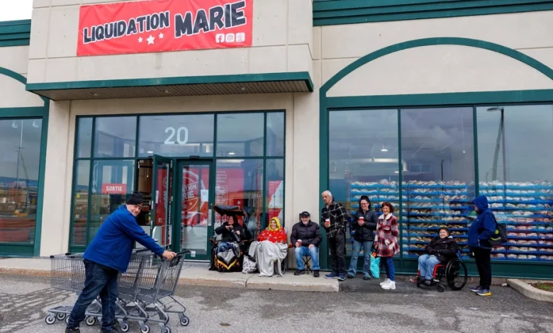 Nouvelle succursale de Liquidation Marie | Des gens en file dès 5 h à Granby