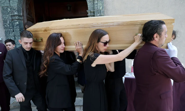 Obsèques de Chantal Nobel : ses filles Anne-Charlotte et Alexandra en larmes pour porter le cercueil