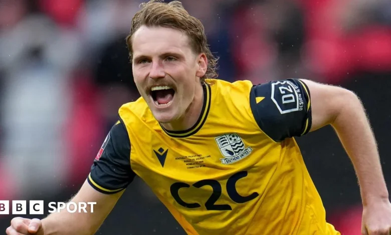 Oldham sign Southend wing-back Scott-Morriss