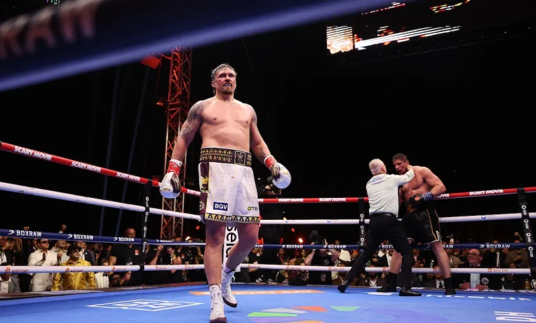 Oleksandr Usyk-Rico Verhoeven: Peter Fury confronts and then forgives the referee on flight home
