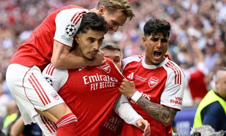 PSG - Arsenal: CĐV hai đội khuấy động Budapest