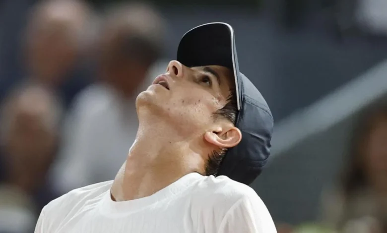 Rafa Jódar casi la lía en Roland Garros por una zapatilla