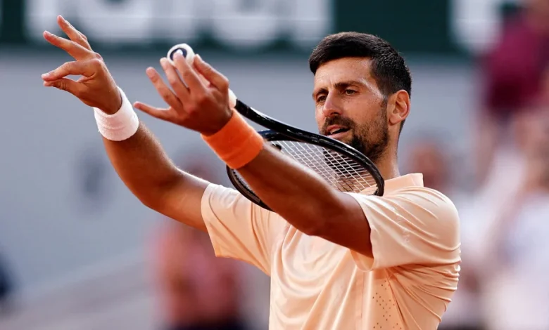 Roland-Garros | Djokovic perd une manche, mais écarte Royer