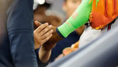 Ronald Acuña, Jr. leaves game with apparent thumb issue
