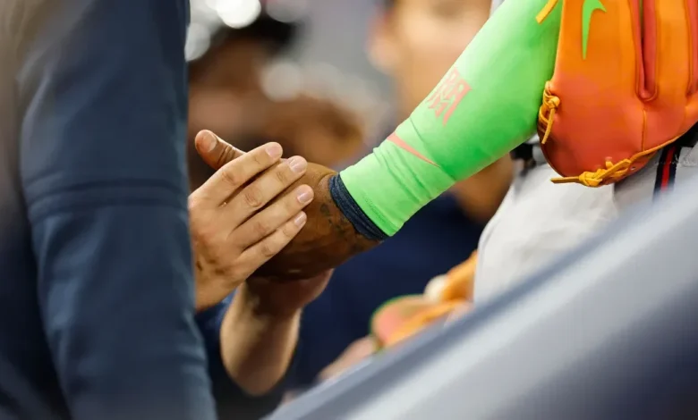 Ronald Acuña, Jr. leaves game with apparent thumb issue