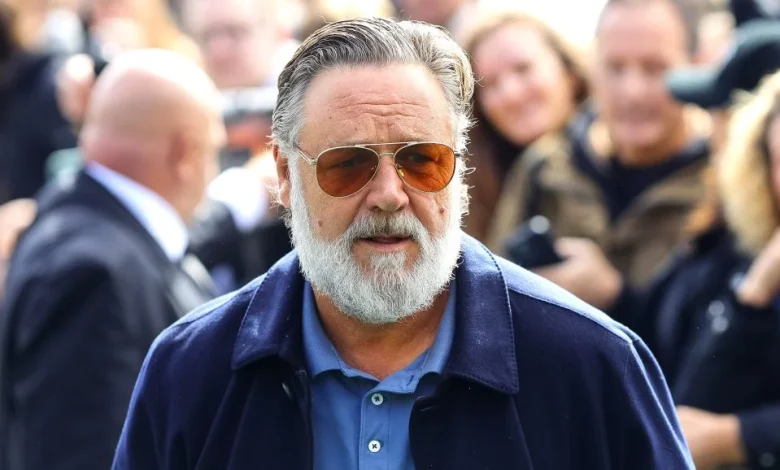 Russell Crowe Defends Gruff Exchange With Autograph Hunters