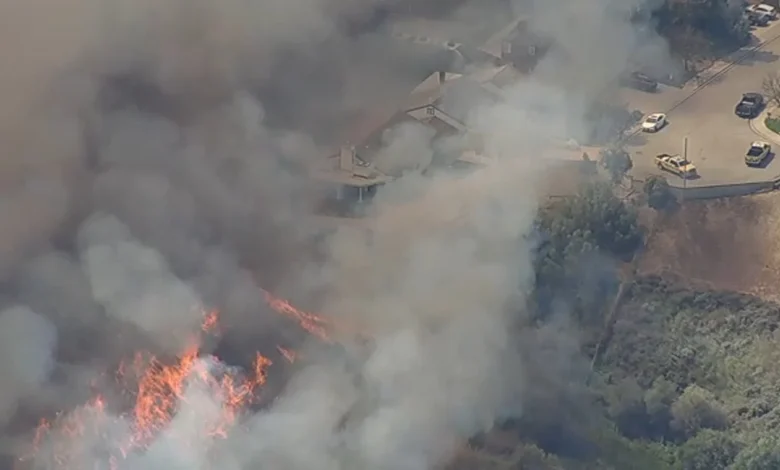 Sandy Fire latest: Brush fire erupts in Simi Valley; evacuation orders and warnings issued as flames threaten homes