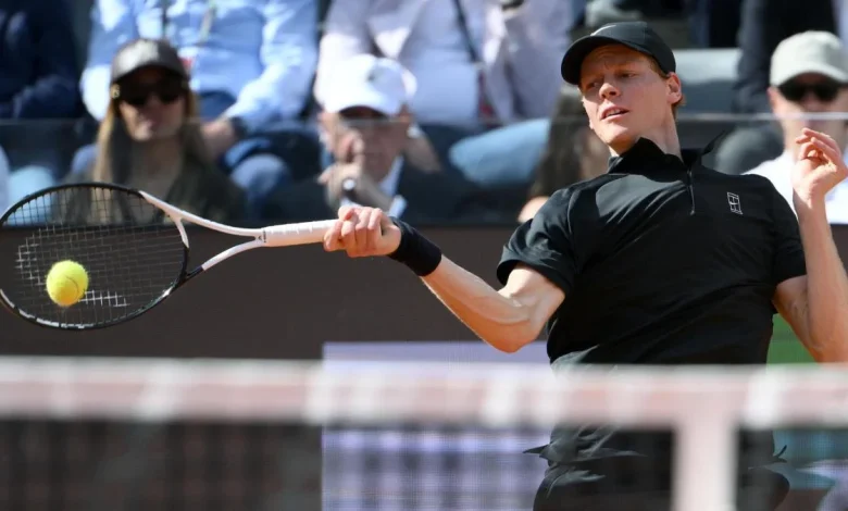 Sinner per il doppio colpo: semifinale e sorpasso a Djokovic. Rublev: "Prima o poi dovrà perdere..."