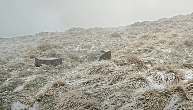 Snowfall in Carpathians as temperature drops to -1°C