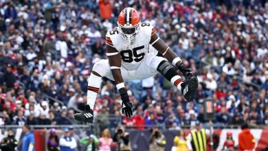 Sources: Chargers, TE David Njoku agree to one-year deal