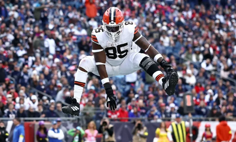 Sources: Chargers, TE David Njoku agree to one-year deal