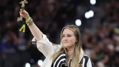 Spurs fan holds up fake Oscar after Shai Gilgeous-Alexander falls right at her feet