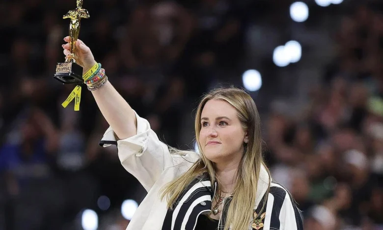 Spurs fan holds up fake Oscar after Shai Gilgeous-Alexander falls right at her feet