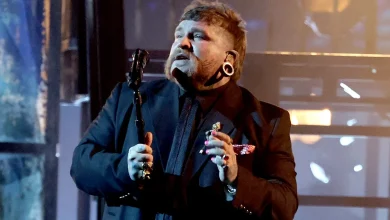 Teddy Swims Brings Down the House With ‘Mr. Know It All’ at American Music Awards