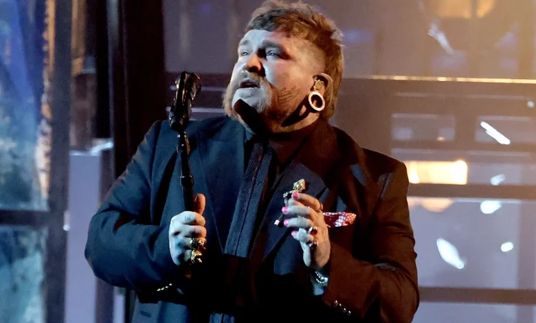 Teddy Swims Brings Down the House With ‘Mr. Know It All’ at American Music Awards