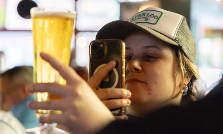 The last Schlitz: Tears in Chicago’s beer as bars serve final rounds of Schlitz to nostalgic drinkers