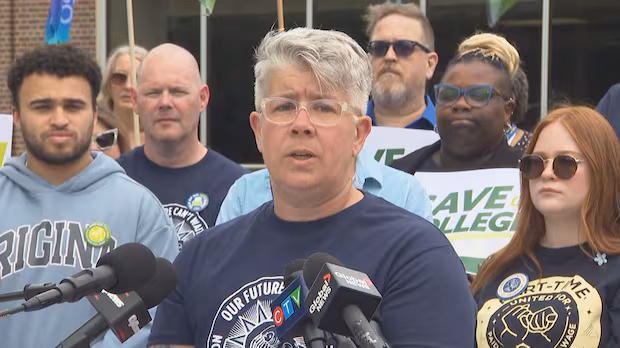 Thousands of community and social workers across Ontario strike