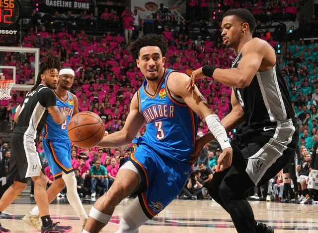 Thunder hold off Spurs to take Game 3 of WCF