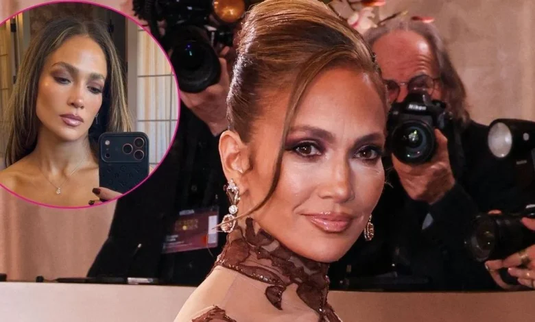 Towel-Clad Jennifer Lopez Exposes Cleavage In Near-Naked Bathroom Photo
