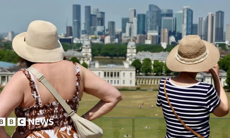 UK weather live: Heatwave conditions reached in parts of England as temperatures climb for third day