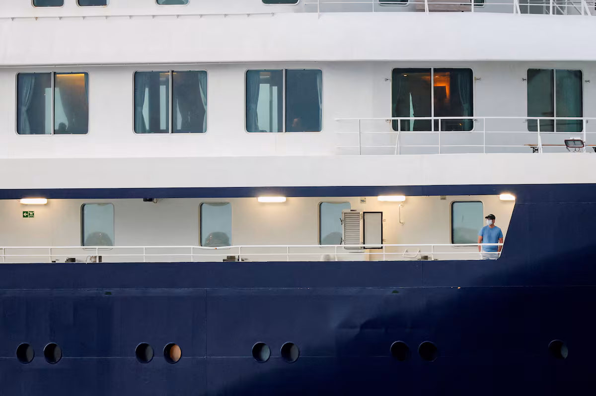 Última hora del brote de hantavirus, en directo | El crucero ‘MV Hondius’ fondea en el puerto de Granadilla (Tenerife) para iniciar el desembarco de los pasajeros