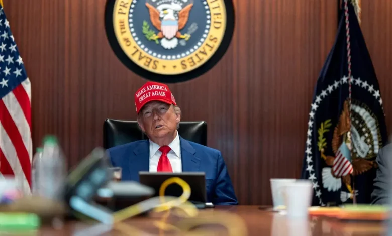 «Un jeu de poker menteur» : que cherche Donald Trump avec sa menace de taxe à 25% sur les voitures européennes ?