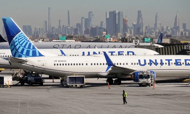 United flight clips light pole while landing at Newark airport in NJ