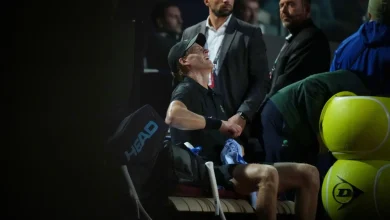 Vomito, tremori e battaglia sotto la pioggia: Sinner-Medvedev, si riparte. In campo alle 15