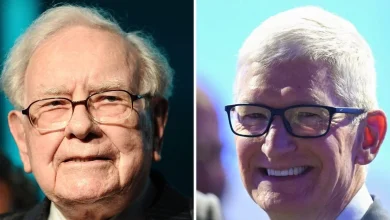 Warren Buffett Shouts Out Tim Cook in Surprise Speech at Berkshire Bash